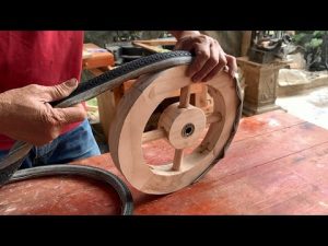 Read more about the article Woodworking Ideas For The Garden // How A Craftsman Made A Beautiful Wooden Wheelbarrow